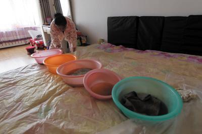 五峰楼上漏水，住户失联，小区没物管，业主维权难！律师来支招……